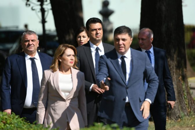 Kaloi pranë Berishës pa e përshëndetur, Basha: Shqipëria ka vetëm një armik