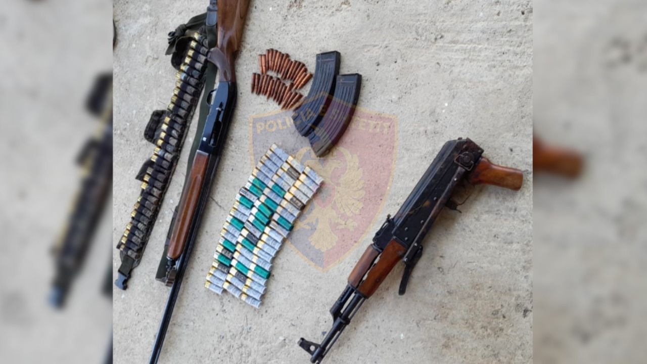 Arrestohet 39-vjeçari që po dhunonte gruan, i gjendet automatik, pushkë dhe fishekë