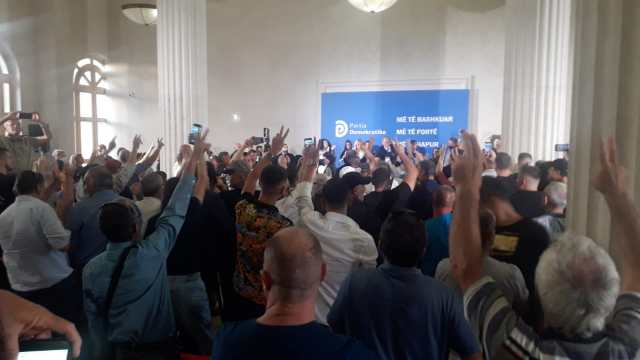 “Foltorja” në Fier, mbështetësit e presin me entusiazëm Berishën (VIDEO)