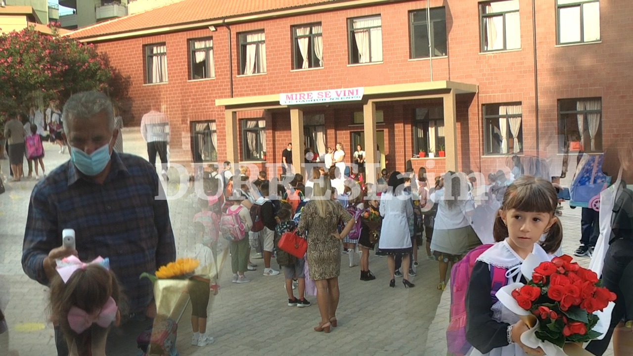 Starton viti i ri shkollor në Durrës mes tufave me lule dhe masave anti Covid-19 (VIDEO)