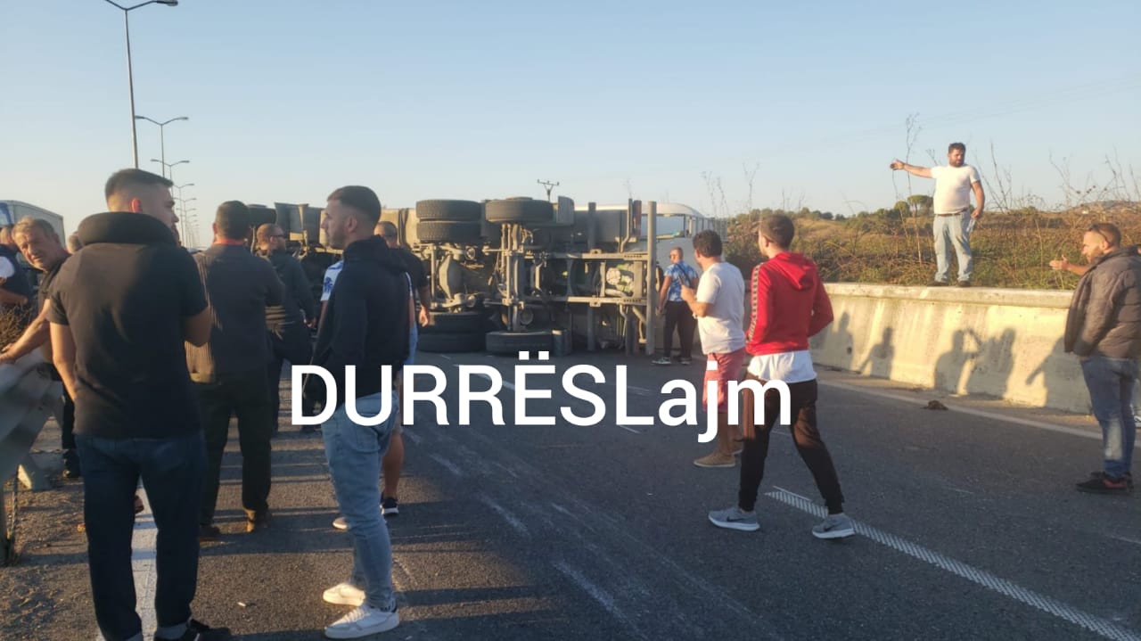 Përmbyset kamioni në mes të rrugës, bllokohet qarkullimi i mjeteve