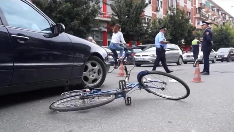 Përplaset nga kamioni, ndërron jetë drejtuesi i biçikletës