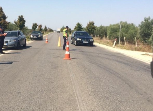 Aksident me pasojë vdekje, furgoni përplas gruan që po kalonte rrugën