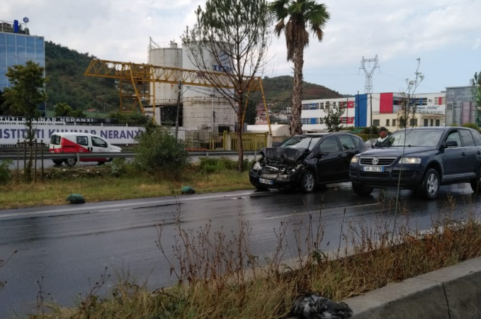Përplasje e 5-fishtë në autostradën Tiranë-Durrës, plagoset një pasagjere