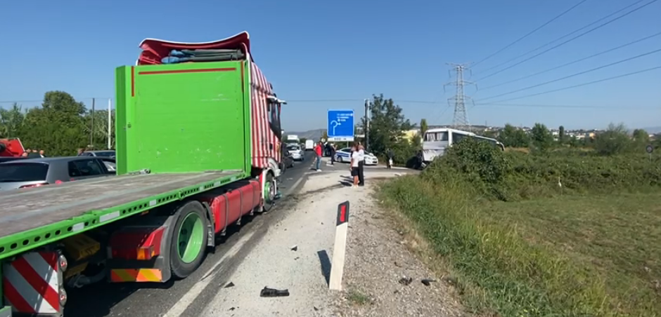 Trajleri përplaset me autobusin me pasagjerë, plagoset një fëmijë