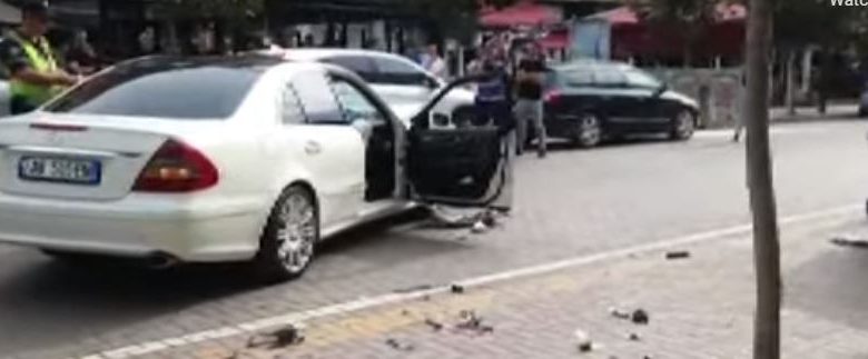 Përplasen dy makina, lëndohen tre persona, mes tyre dhe një i mitur