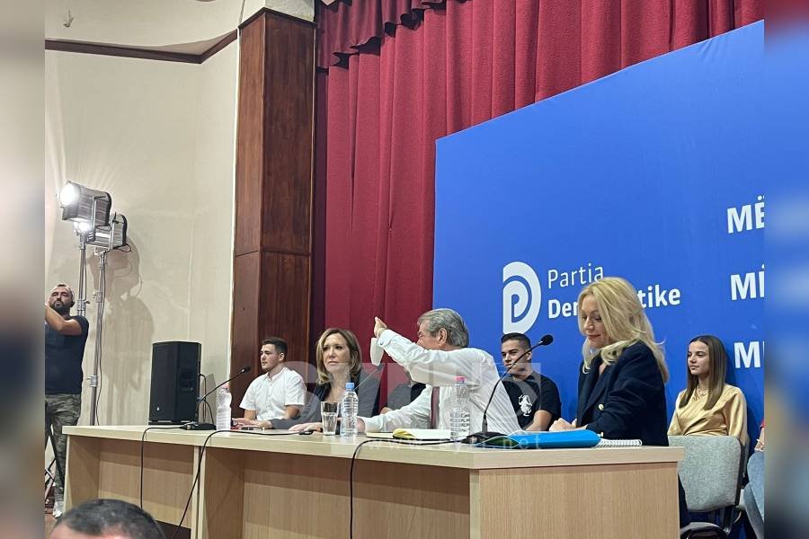 Aktivistja Evi Kokalari nga dreka me Yuri Kim në “Foltoren” e Sali Berishës