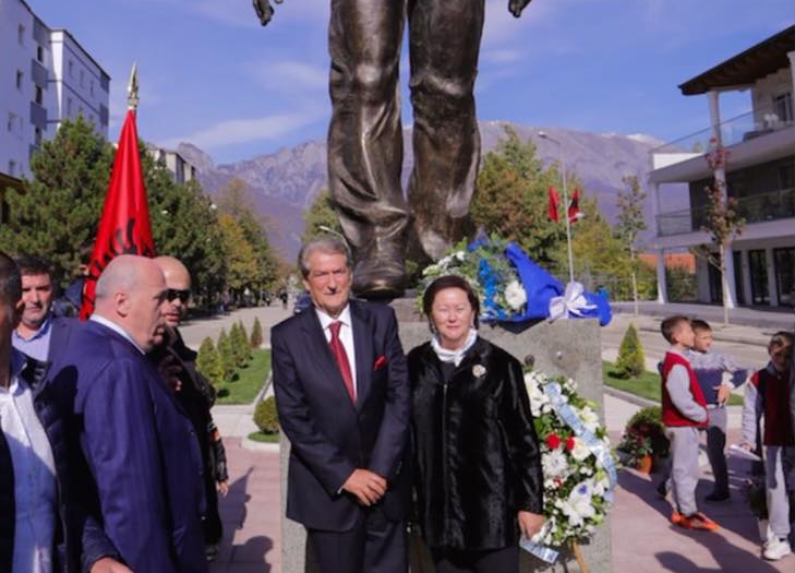 Berisha kujton Azem Hajdarin: Demokratë, tribuni ynë sot na thërret: Kokën Lart!