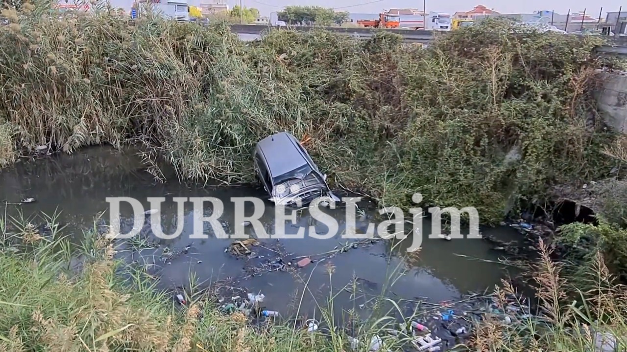 Aksident në Durrës, makina përfundon në kanal