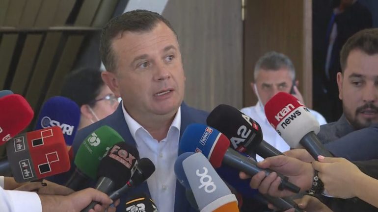 Rama e zëvendësoi me Gjiknurin, Balla: Nuk bie tërmet në Elbasan