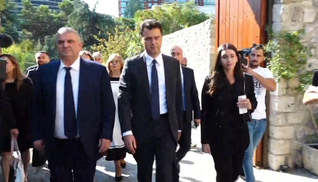 Basha niset drejt Kuvendit për seancën plenare, pritet me thirrje “turp, turp”