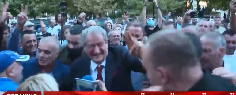 Berisha pritet me ovacione në Vlorë, mes mbështetësve edhe kreu i degës