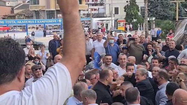 &#8220;Foltorja e Berishës&#8221;/ Momenti i mbërritjes së ish-kryeministrit në Durrës (VIDEO)