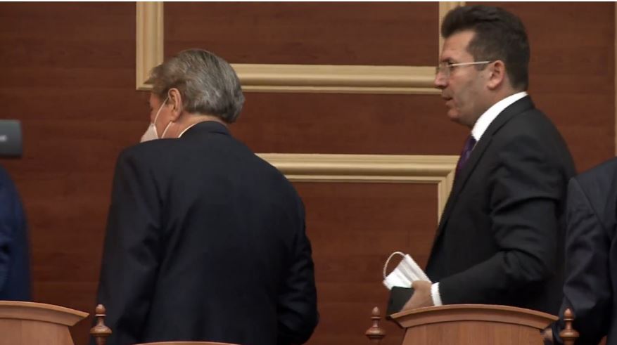 Opozita braktis sallën e Kuvendit, Berisha ikën pas Bashës