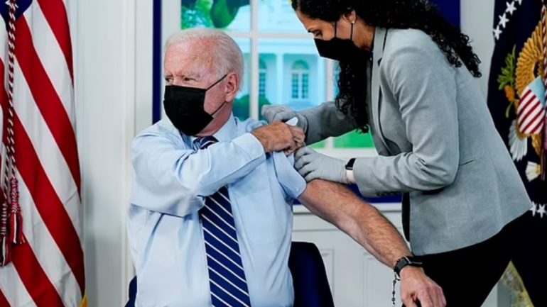 Presidenti Biden merr dozën e tretë të vaksinës Pfizer