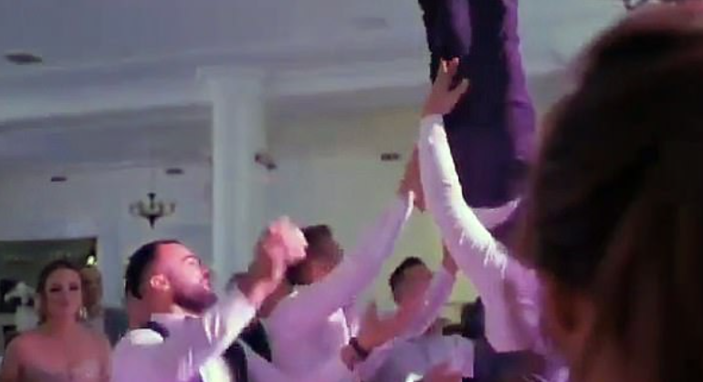 Shokët hedhin dhëndrin në ajër, i riu thyen shtyllën kurrizore (VIDEO)