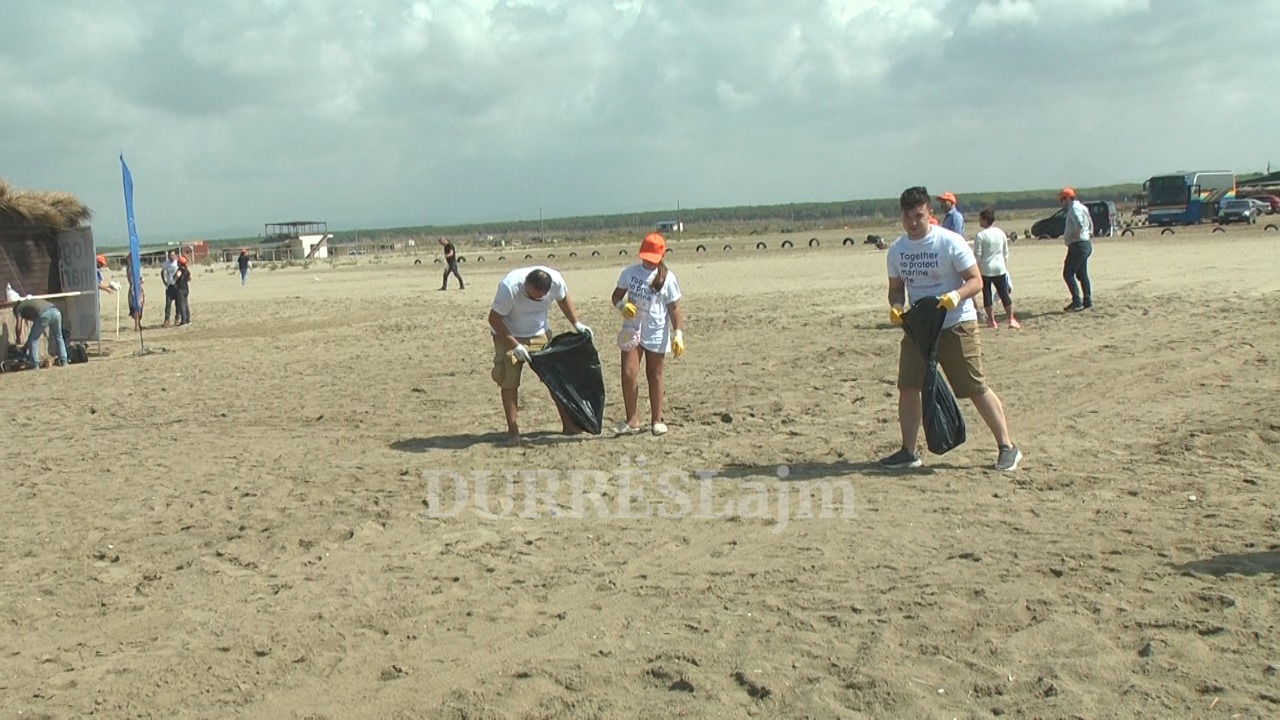 &#8220;EU Beach Clean UP&#8221;, të rinjtë nga Ballkani pastrojnë plazhin në Sektor Rinia (VIDEO)
