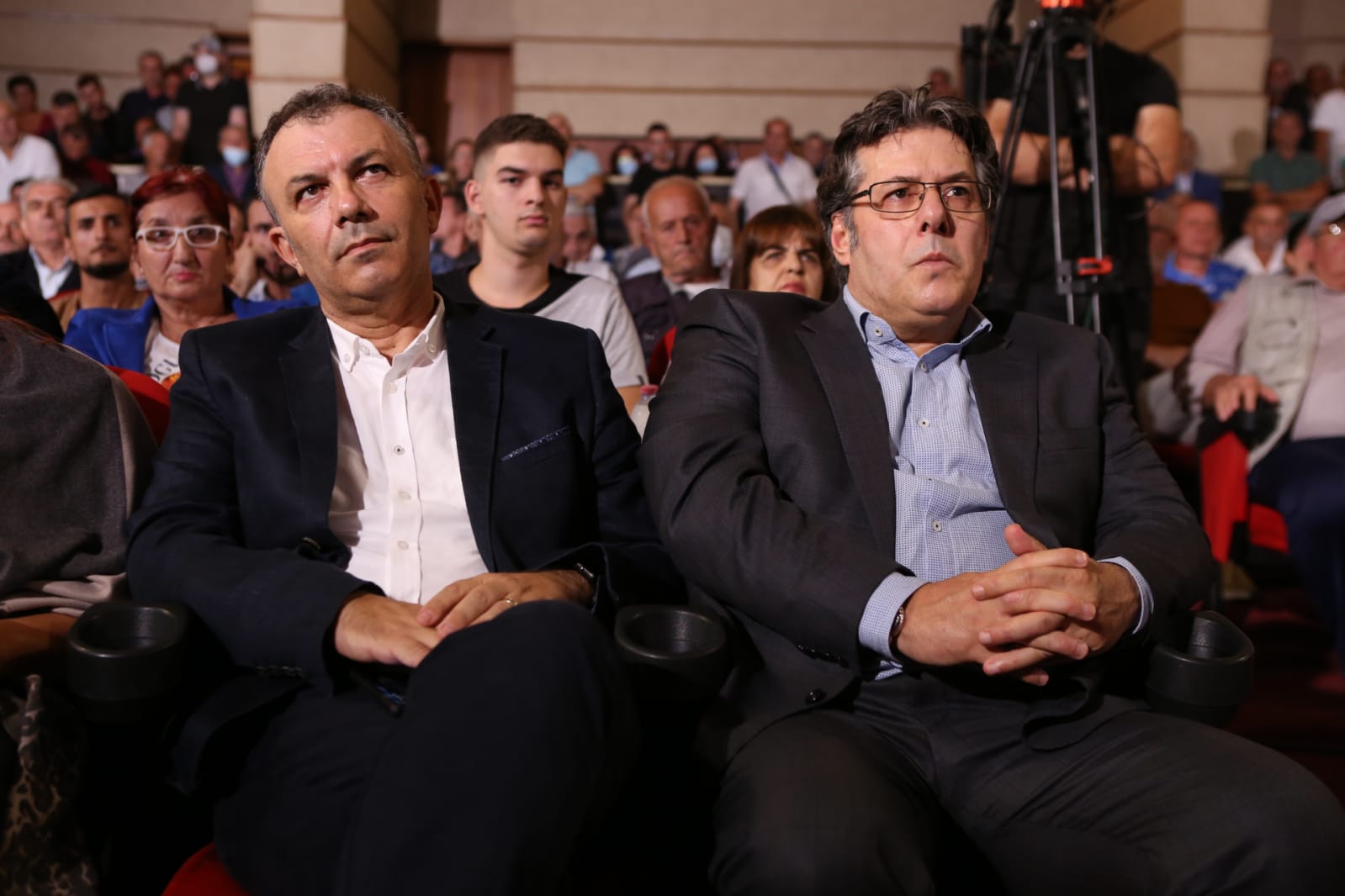 FOTOLAJM/ Mungon Xhaferaj, por ish-kryetarët e PD Durrës në “Foltoren” e Berishës