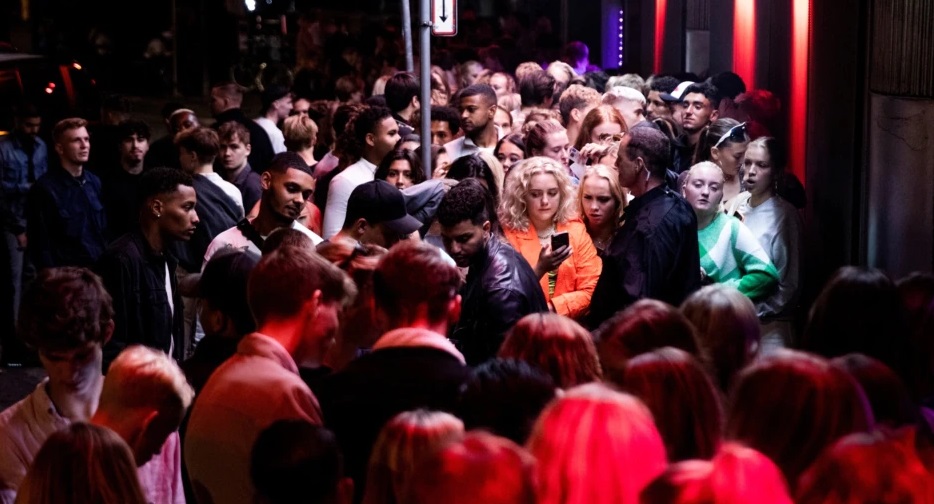 Anëtar i BE-së, ky shtet heq të gjitha masat kufizuese të imponuara nga Covid-19