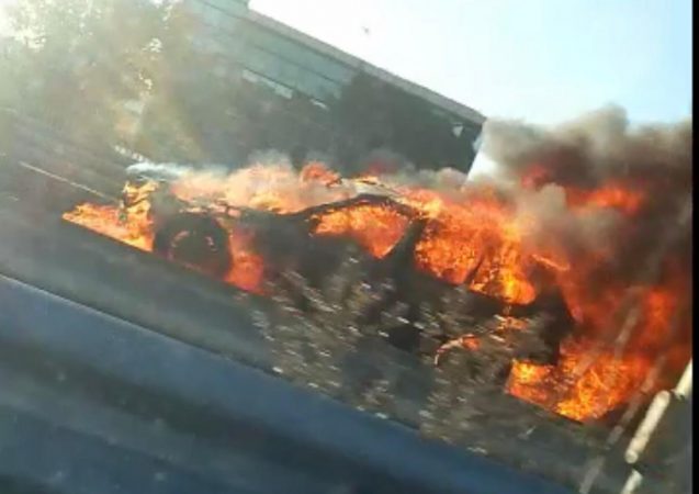 Përfshihet nga flakët makina në lëvizje, shpëton mrekullisht shoferi