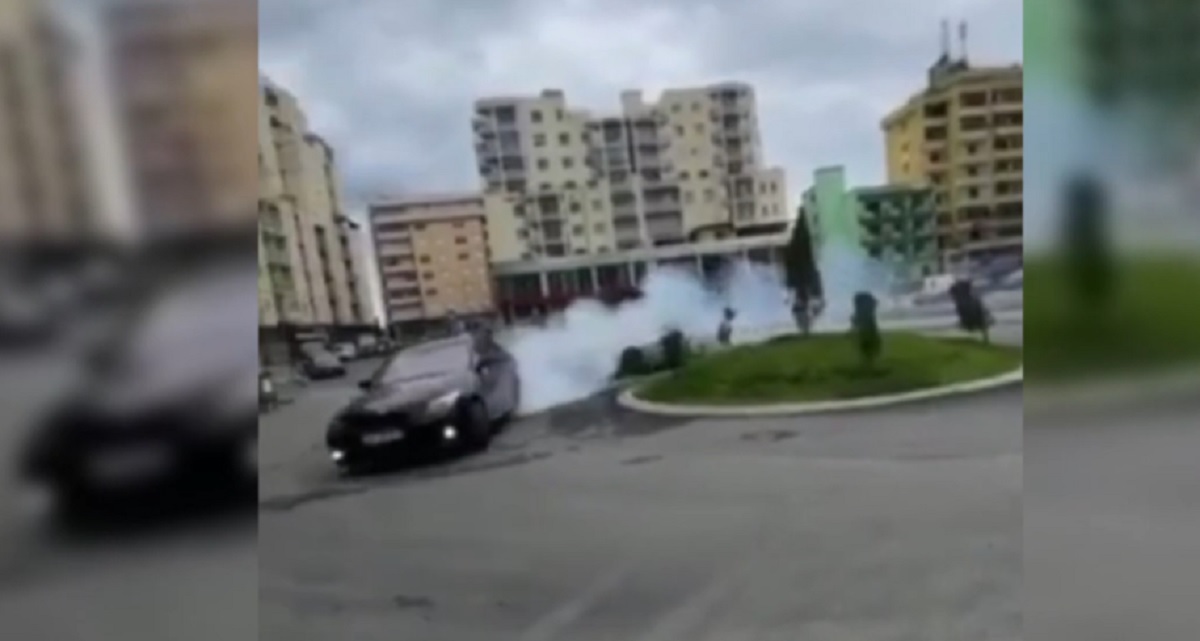 Bënin drift në mes të qytetit, policia gjobit shoferët me 400 mijë lekë