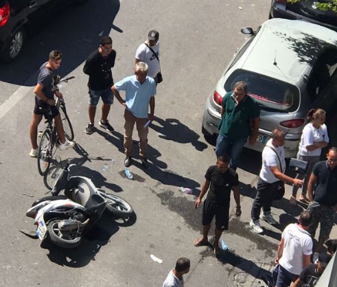 Makina përplaset me motorin në Durrës, plagoset një person