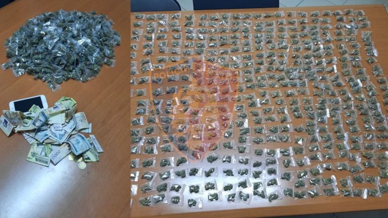 Shpërndanin kanabis në disa zona të Tiranës, arrestohen 3 persona, 2 në kërkim