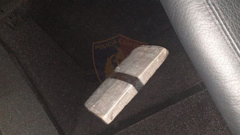 Me heroinë në “Benz”, arrestohet 45-vjeçari në kufi, sekuestrohet droga dhe makina (EMRI)