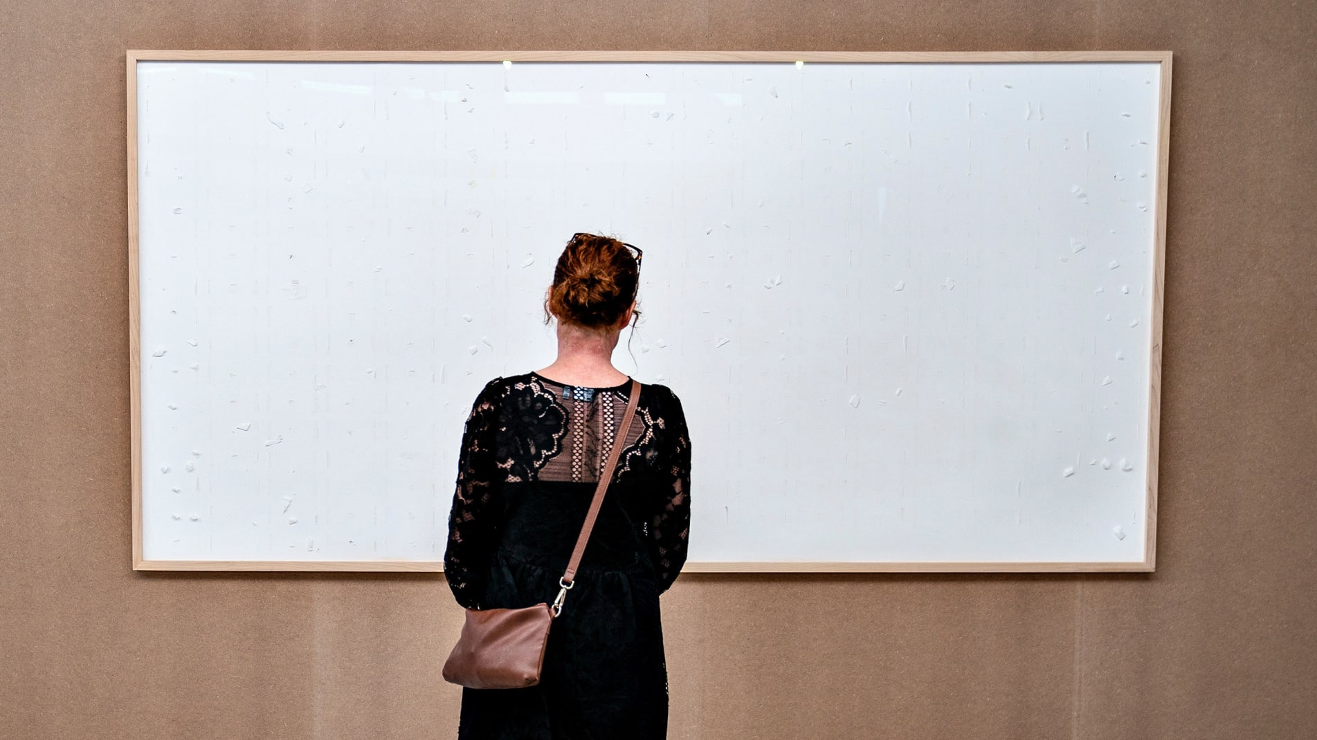 “Merr paratë dhe mbathja!” Artisti hyn në sherr me muzeun për tablonë bosh