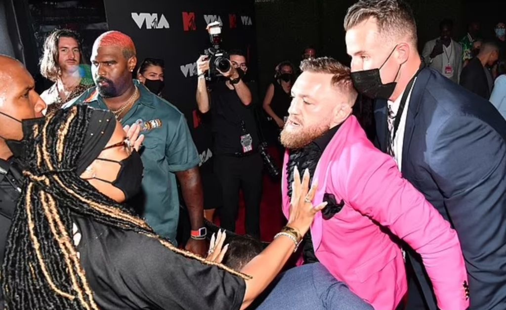 I refuzoi kërkesën për foto, McGregor tenton të rrahë këngëtarin