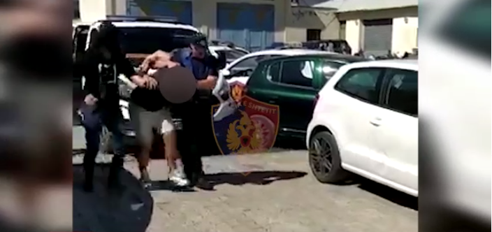EMRI/ Arrestohet 25-vjeçari në Durrës, kapet me drogë dhe armë zjarri (VIDEO)