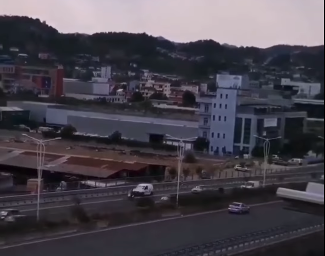 Shoferi ecën kundravajtje në autostradën Tiranë – Durrës në mes të trafikut (VIDEO)