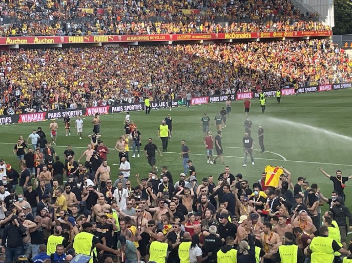 Kaos në Francë/ Plas sërish në ndeshjet e Ligue 1, tifozët sherr në tribuna dhe zbresin në fushë