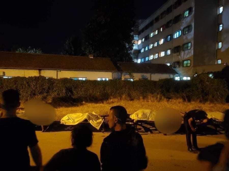 12 persona nxirren të gjallë nga spitali i djegur në Tetovë