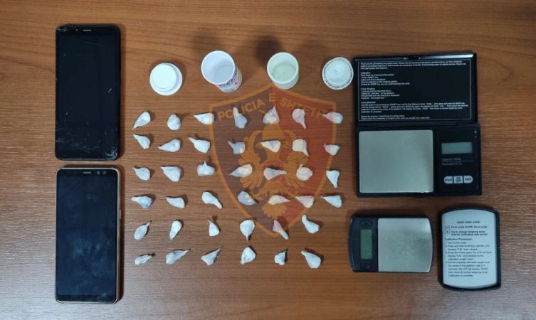 Shpërndanin kokainë në lavazh, arrestohen dy të rinj (EMRAT)