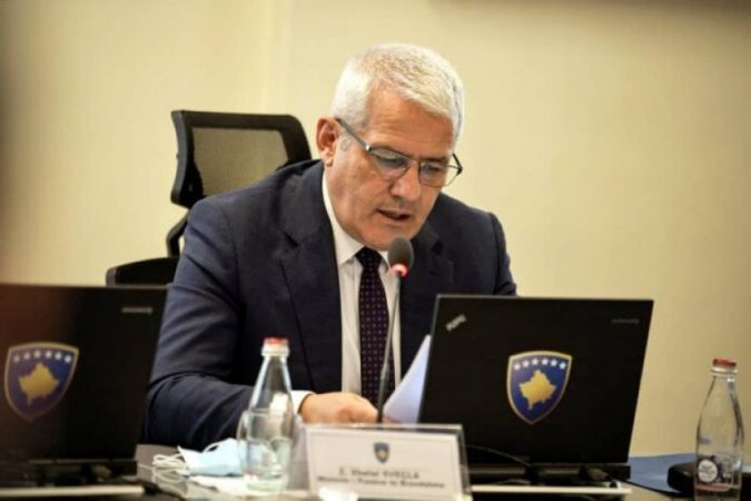 Serbët dogjën Qendrën e Regjistrimit të Automjeteve/ Reagon ministri i Brendshëm i Kosovës: Akt kriminal me elemente terroriste