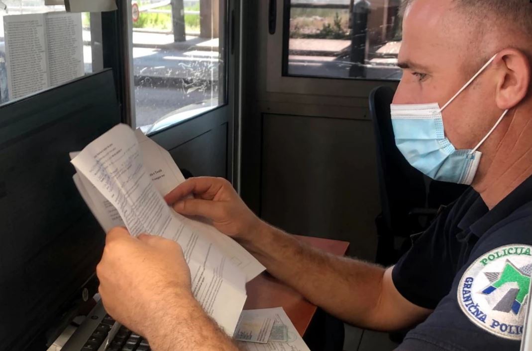 Kishin teste të pavlefshme për Covid-19, policia malazeze kthen mbrapsht një grup punëtorësh