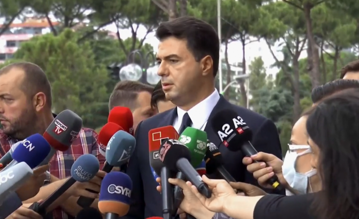 Basha në homazhe: S’është dita për të ngritur gishtin e përgjegjësisë, do bëjmë gjithçka për t’i kthyer dinjitetin policisë