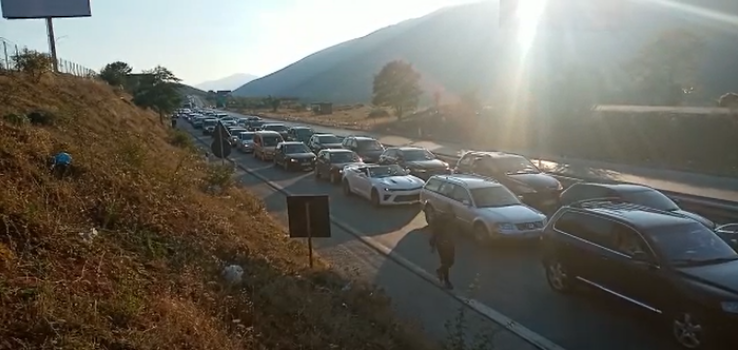 Radhë kilometrike për të hyrë në Kosovë
