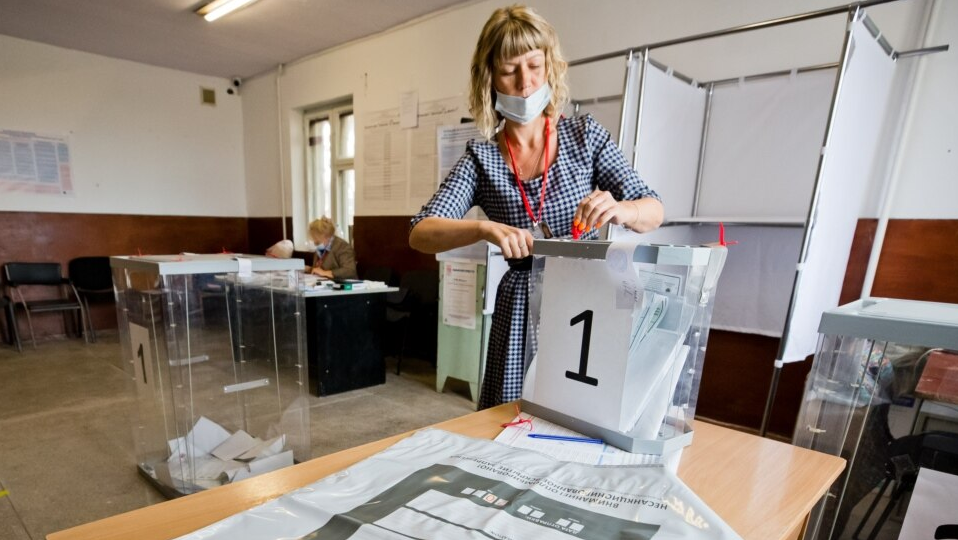 Mbi 2 mijë shkelje procedurale brenda ditës, dyshime për manipulime në zgjedhjet në Rusi