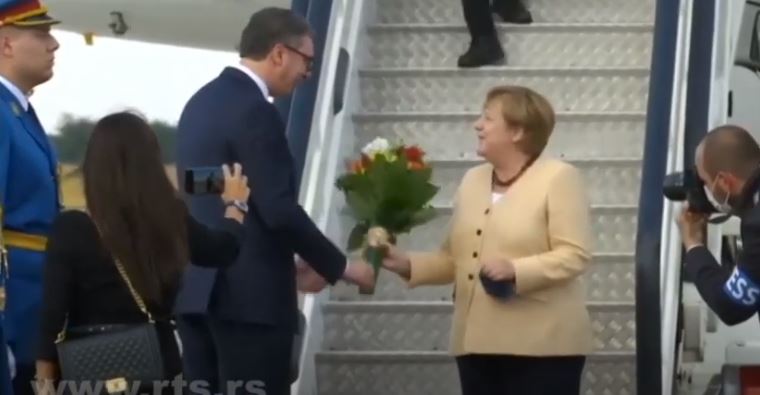 Vuçiç e pret me lule kancelaren Merkel në aeroport (VIDEO)