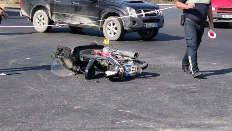 Makina përplaset me një motor policie, plagosen dy efektivë