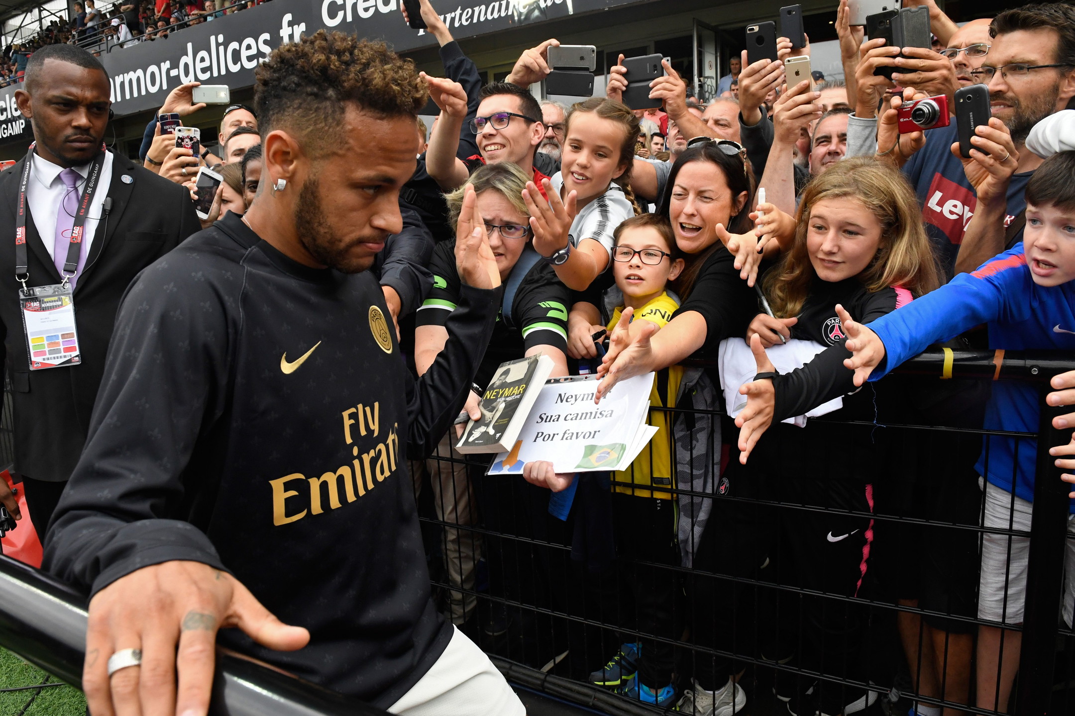 Neymar paguhet 6 milionë euro në vit për t’u përshëndetur me tifozët