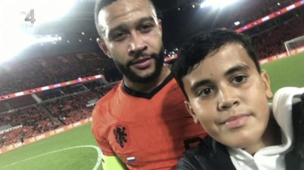 Nuk toleron Federata e Holandës, i ndalon hyrjen për 5 vite 13-vjeçarit që bëri foto me Depay