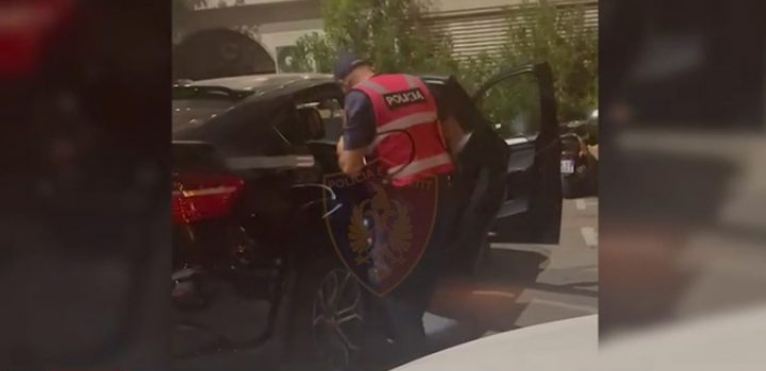 EMRI/ Iu gjet pistoletë në makinë, arrestohet i riu