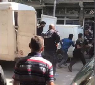 Furgoni me klandestinë boshatiset në mes të qytetit, i ikin me vrap policisë (VIDEO)