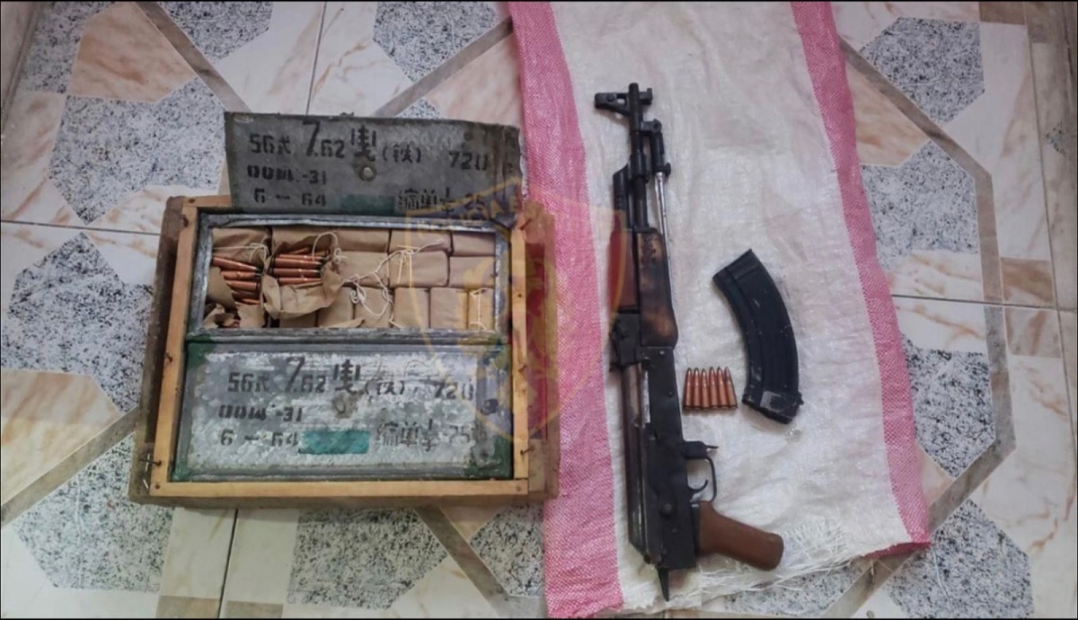 Me kallashnikov dhe 1430 fishekë në banesë, arrestohet 21-vjeçari