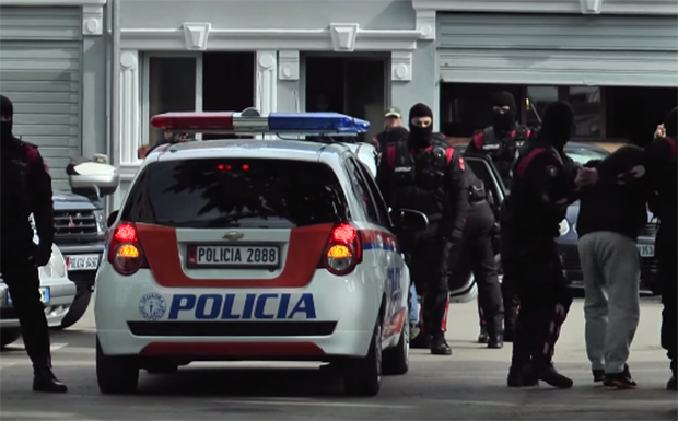 Falsifikim dokumentash e shpërdorim detyre, SHÇBA arreston dy punonjësit e policisë