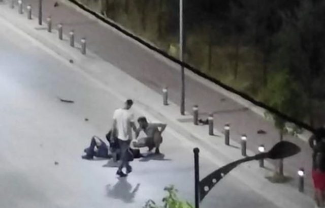 Motori humb kontrollin dhe përplaset me shtyllën, ndërron jetë në vend i riu shqiptar (FOTO-EMRI)