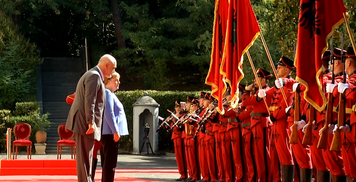 Kancelarja Merkel mbërrin në Pallatin e Brigadave, pritet me ceremoni zyrtare nga kryeministri Rama